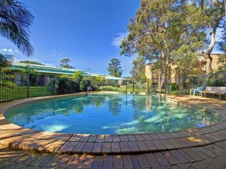 45 'Bay Parklands', 2 Gowrie Ave - pool, tennis court, spa & across the road to the beach, Nelson Bay, NSW