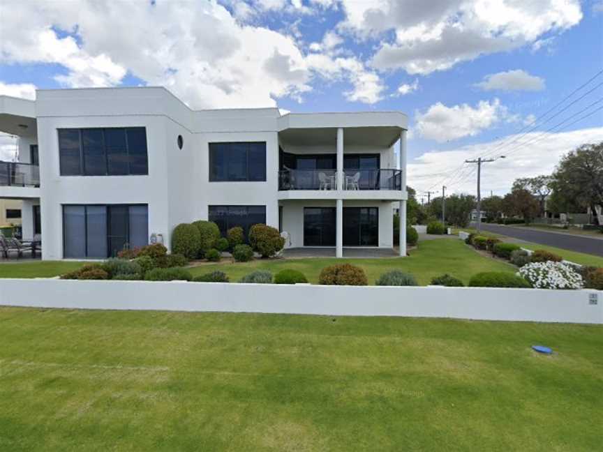 Bayside Beauty, Accommodation in Broadwater