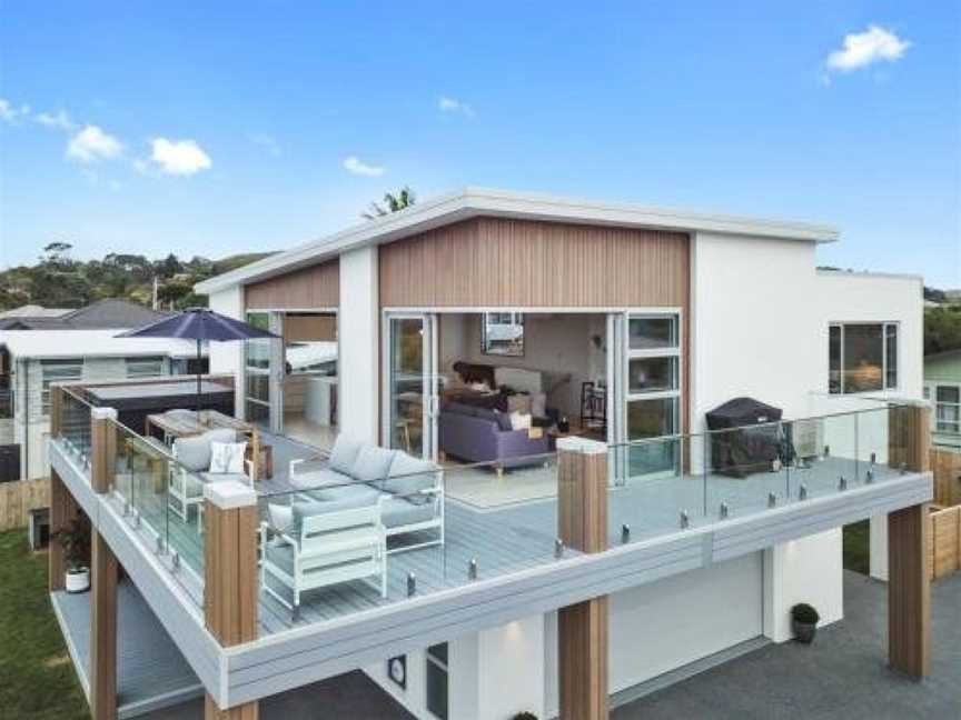 Award-winning beach escape w/spa, sleeps 13, Raglan, New Zealand