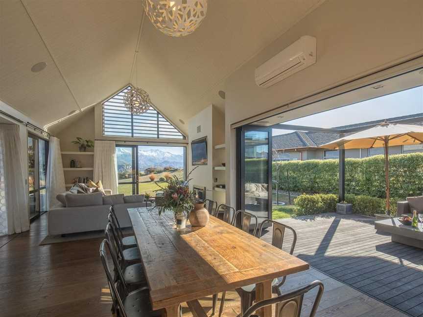 Black Peak View - Sleeps 8 - Lake Views - Spa Pool, Wanaka, New Zealand