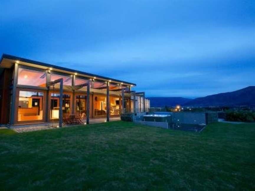 Mt Gold Retreat - Sleeps 8 - Spa Pool - Tennis Court, Wanaka, New Zealand