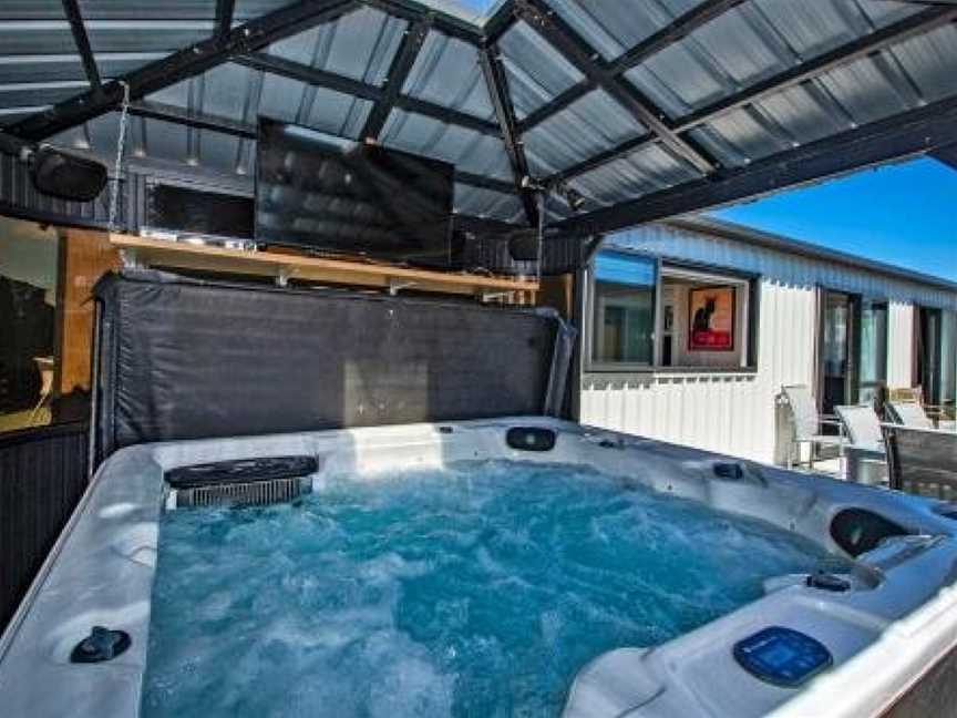 Sunnyside Spa Retreat - Mangawhai Holiday Home, Mangawhai, New Zealand