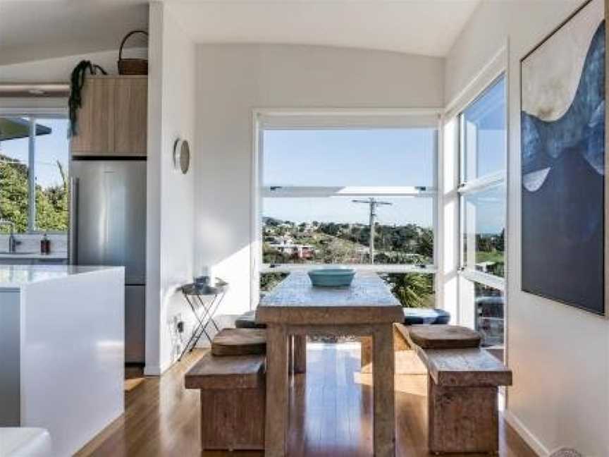 Sleek, stylish, 4 bed w/sensational views & spa pool, Raglan, New Zealand