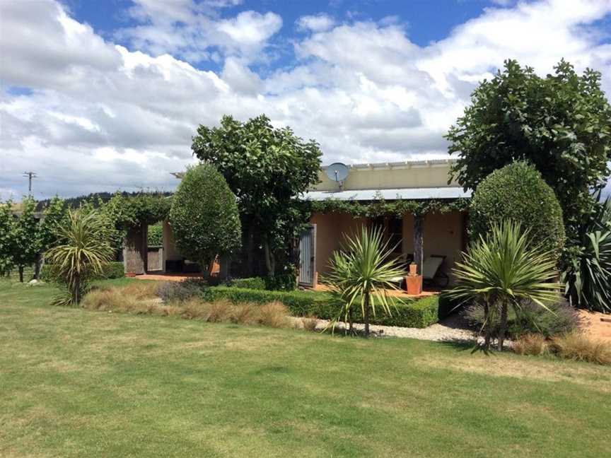 Straw Lodge Vineyard and Boutique Lodging, Hillersden, New Zealand