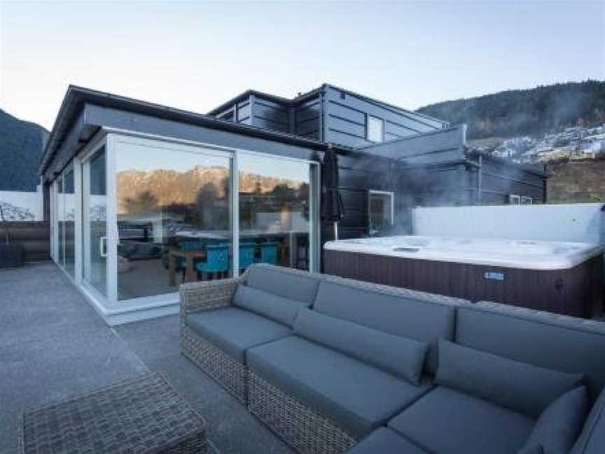 Penthouse on Hallenstein by Amazing Accom, Argyle Hill, New Zealand