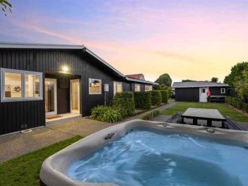 Golf Course Masterpiece with Hot Tub (4bd 3.5bth), Rotorua, New Zealand