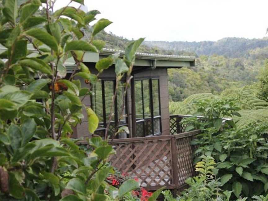 Lone Kauri Lodge Karekare, Piha, New Zealand