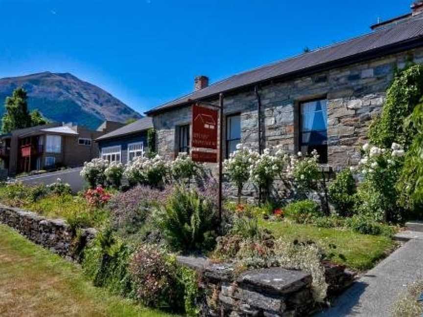 Historic Stonehouse & Alley Cottage - Sleeps 14 with spa pool, Argyle Hill, New Zealand