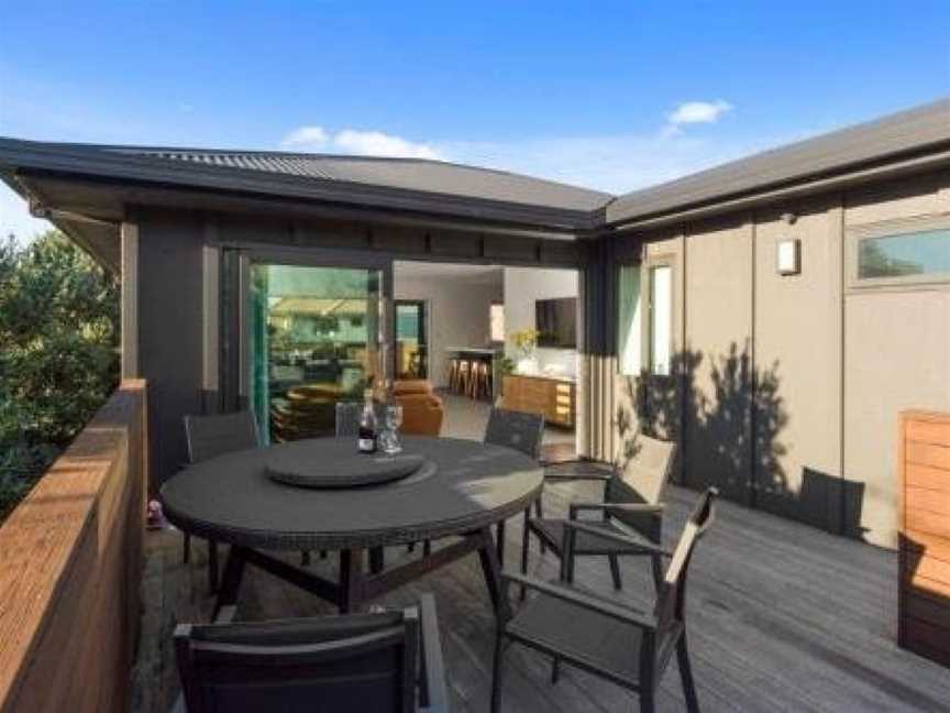 Beach house downtown Mount Maunganui. Sleeps 7., Tauranga (Suburb), New Zealand