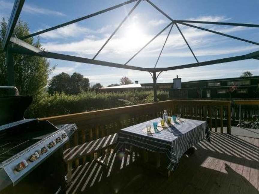 Cosy Lake Haven - Two Mile Bay Holiday Home, Taupo, New Zealand