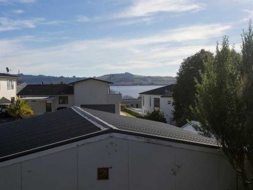 Cosy Lake Haven - Two Mile Bay Holiday Home, Taupo, New Zealand