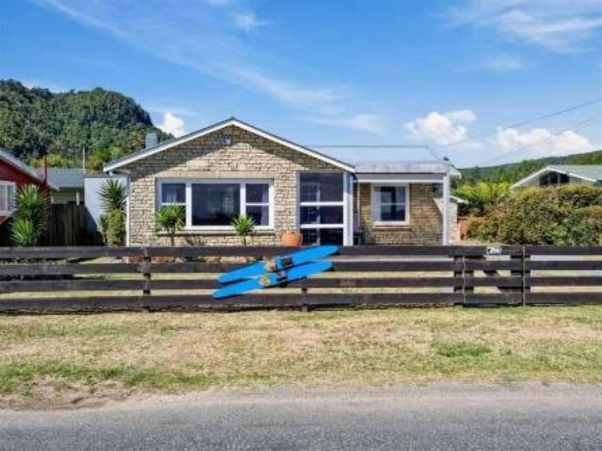 Edgewater Escape - Lake Rotoiti Holiday Home, Lake Okataina, New Zealand