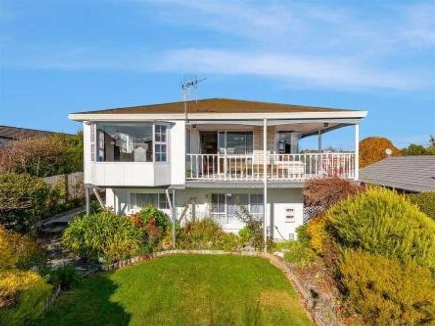 Golden Views on Golders - Hot Tub & Lake Views, Taupo, New Zealand