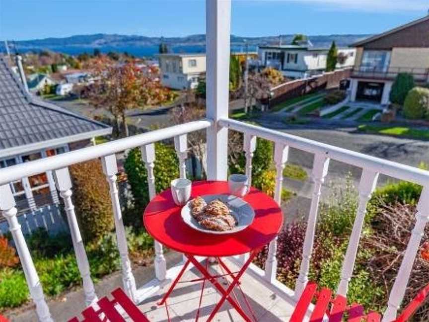 Golden Views on Golders - Hot Tub & Lake Views, Taupo, New Zealand