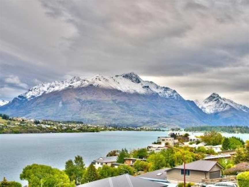 Lake Views on De La Mare - Queenstown Holiday Apartment, Argyle Hill, New Zealand