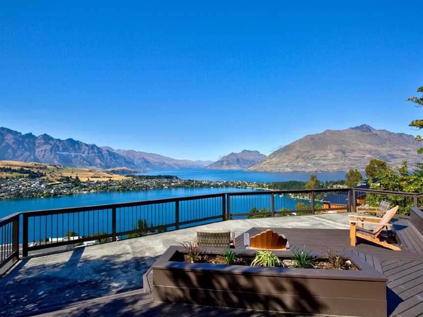 Hensman Heights: hot tub and lake views, Argyle Hill, New Zealand