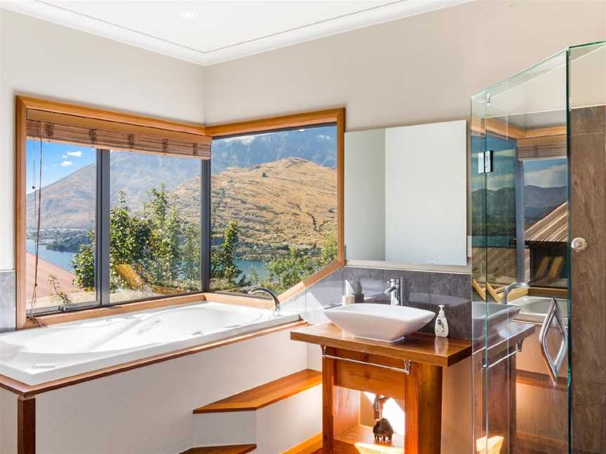 Hensman Heights: hot tub and lake views, Argyle Hill, New Zealand