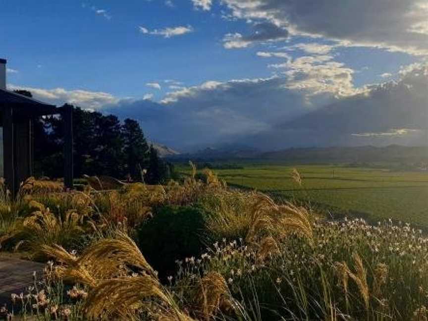 Luxury cottage with stunning vineyard views, Hawkesbury, New Zealand