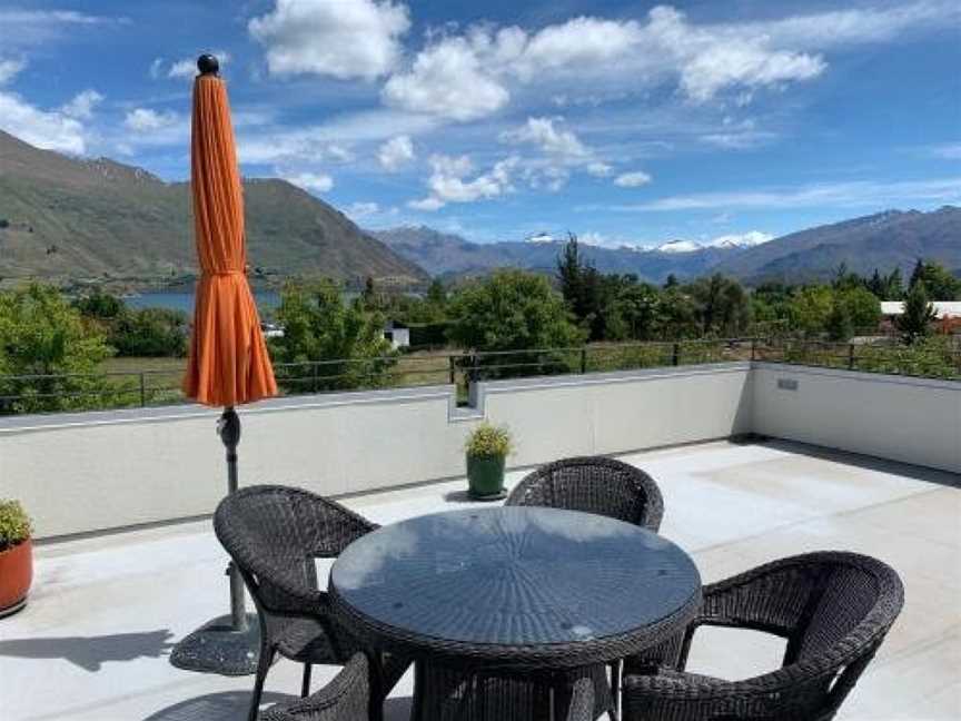 Stylish apartment, Lake Wanaka views, Wanaka, New Zealand