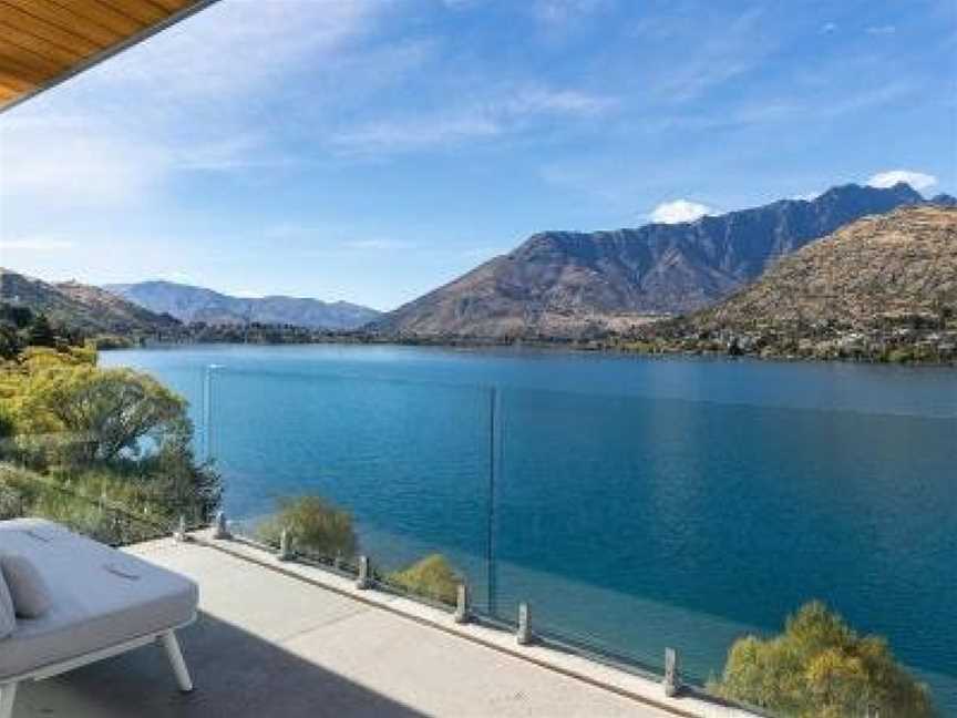 Lake Life, Argyle Hill, New Zealand