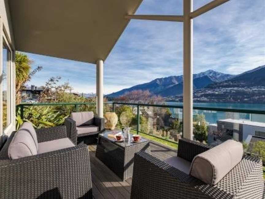 Lake View on Lewis - Queenstown Holiday Home, Argyle Hill, New Zealand