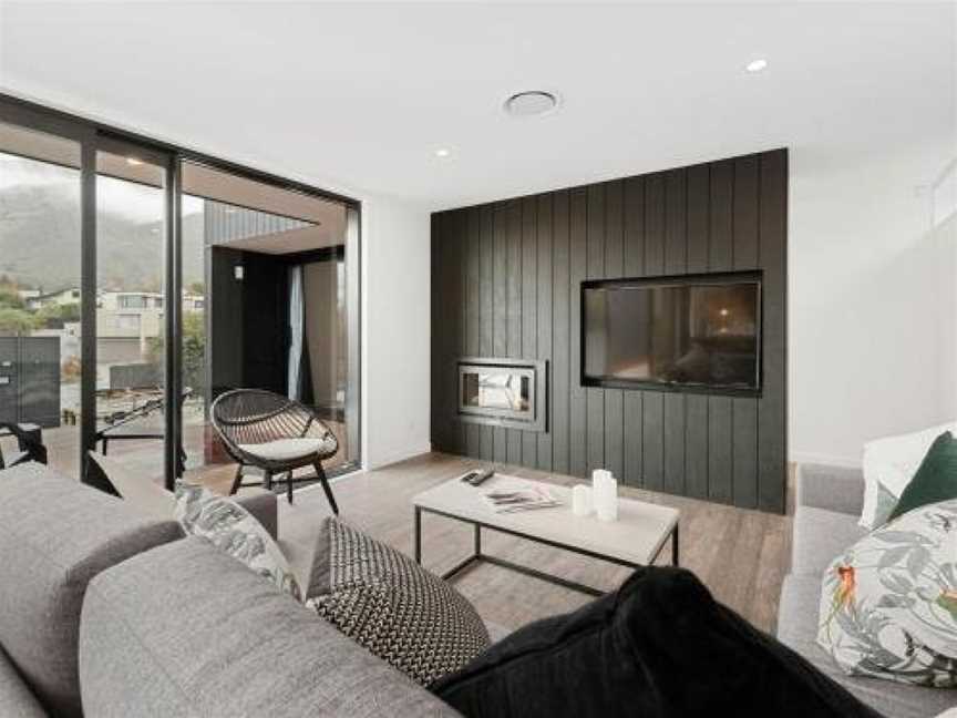 Noir North Retreat - Wanaka Holiday Home, Wanaka, New Zealand