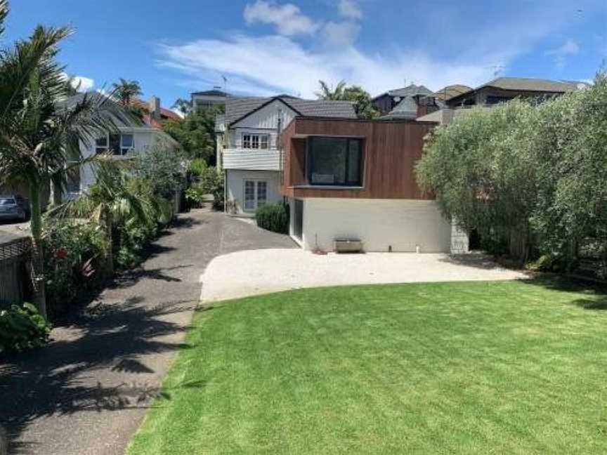 Stylish 2 Bedroom Family Home With Balcony and Parking, Eden Terrace, New Zealand