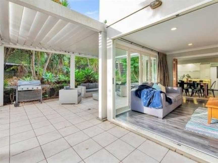 Spacious Home With BBQ and near Beaches - Sleeps 9, Castor Bay, New Zealand