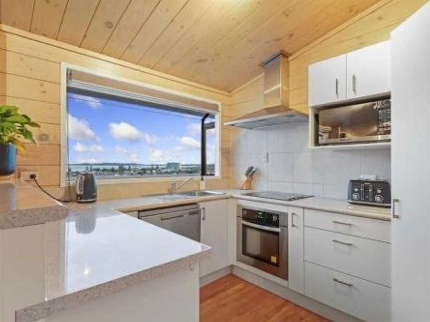 Stunning Ocean Escape - Seaviews - WIFI - Netflix, Orewa, New Zealand