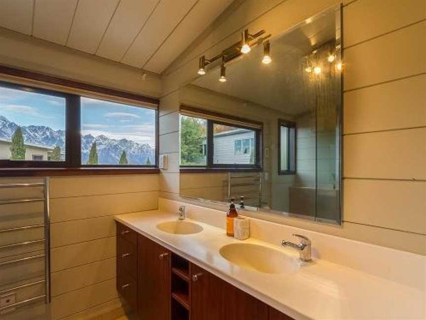 Sublime Escape - Queenstown Holiday Home, Argyle Hill, New Zealand