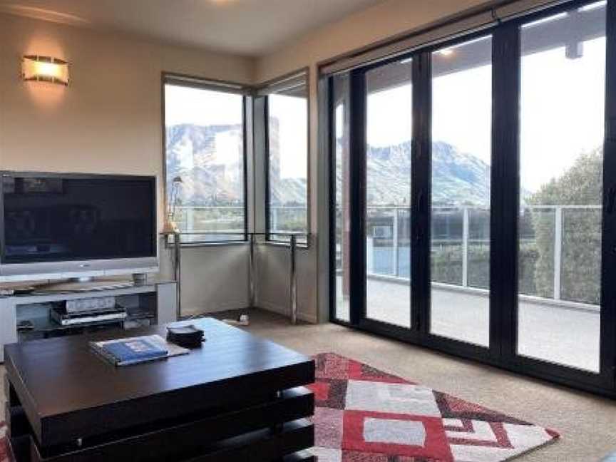 Sunny Lake and Mountain Views on Kings Drive, Wanaka, New Zealand