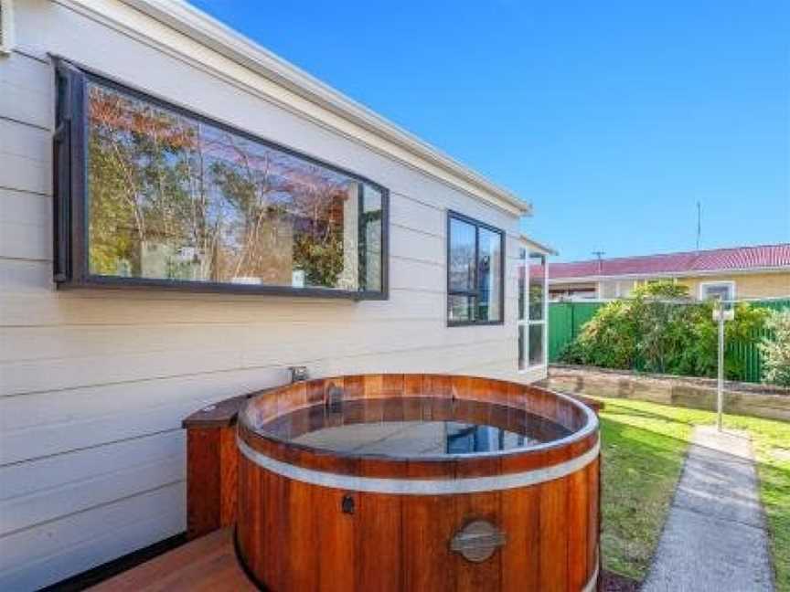 Central By The Lake with Hot Tub - Taupo Holiday Home, Taupo, New Zealand