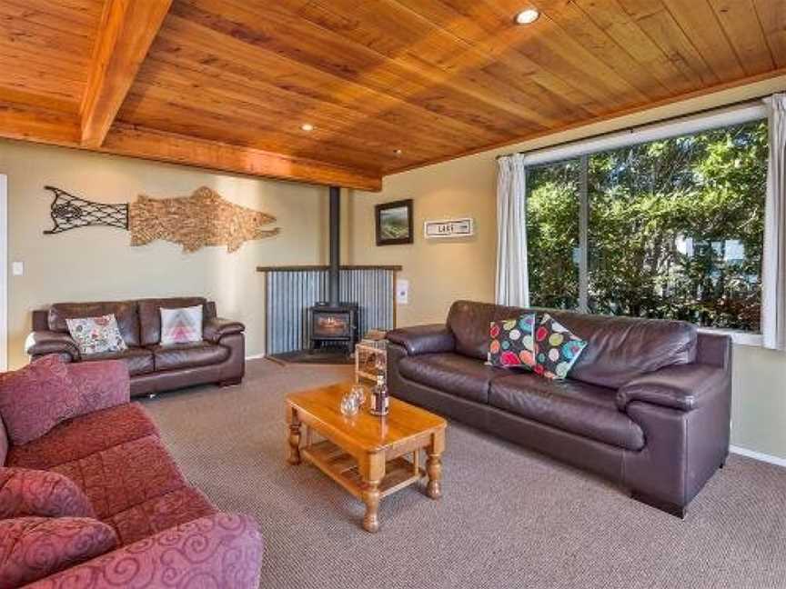 Absolute Waterfront with WiFi - Five Mile Bay Holiday Home, Waitahanui, New Zealand