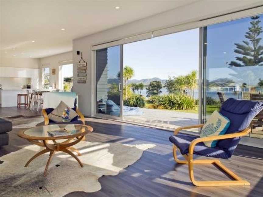 Absolute Waterfront - Matarangi Holiday Home, Matarangi, New Zealand