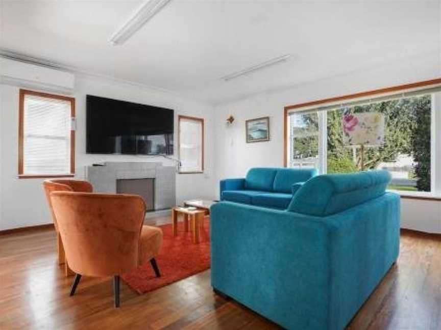 Cheerful 3 - Bedroom Home With Free Parking, Orewa, New Zealand