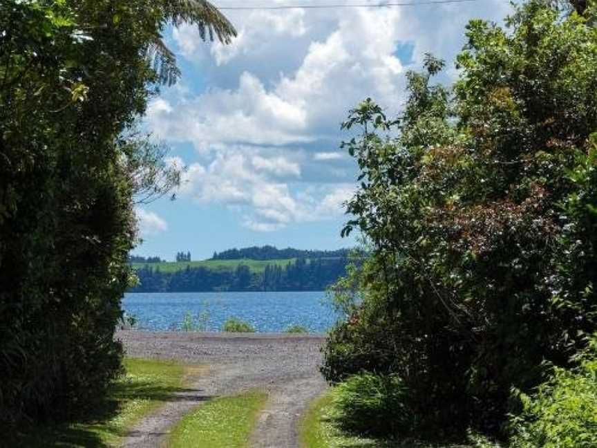 Lakeside Hideaway - Lake Rotoiti Holiday Home, Lake Okataina, New Zealand