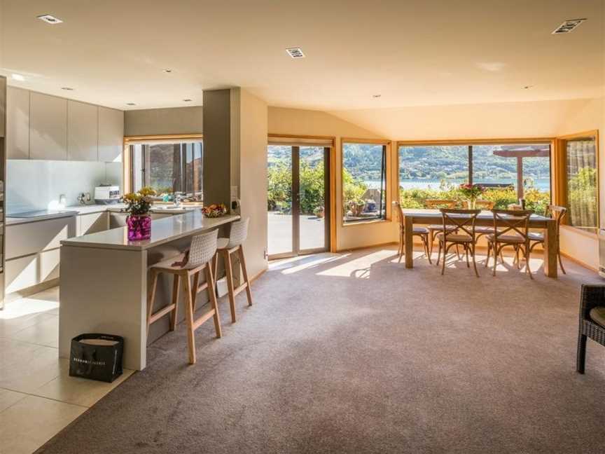 Queenstown Villa with Amazing Lake Views, Argyle Hill, New Zealand