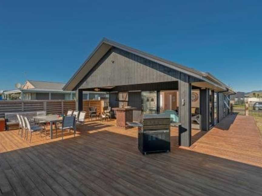 Black Beauty Retreat - Matarangi Holiday Home, Matarangi, New Zealand