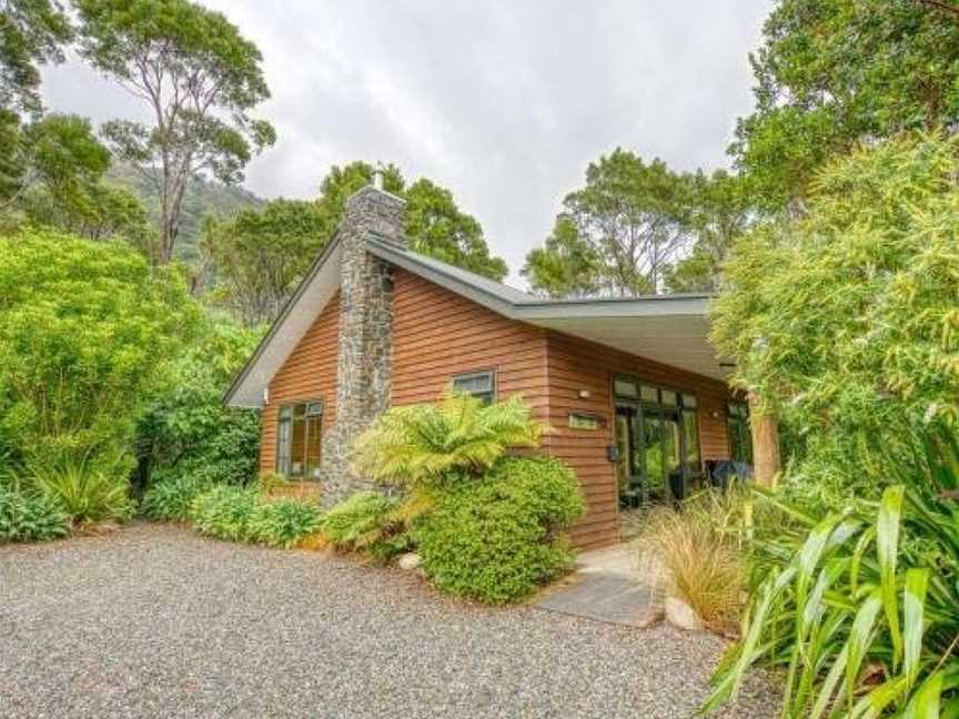 Paparoa Beach Hideaway with Hot Tub, Barrytown, New Zealand