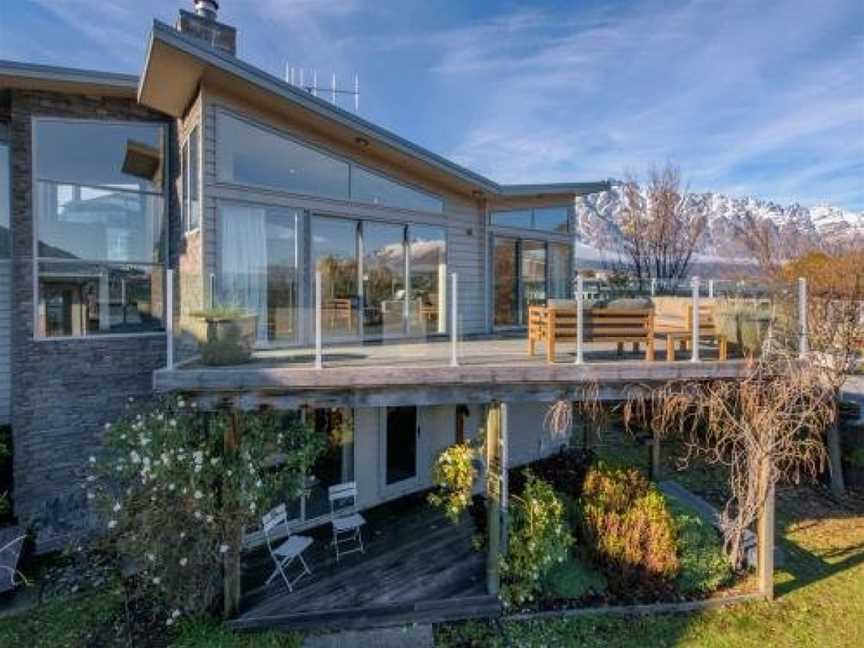 Lake Views on Yewlett - Queenstown Holiday Home, Argyle Hill, New Zealand