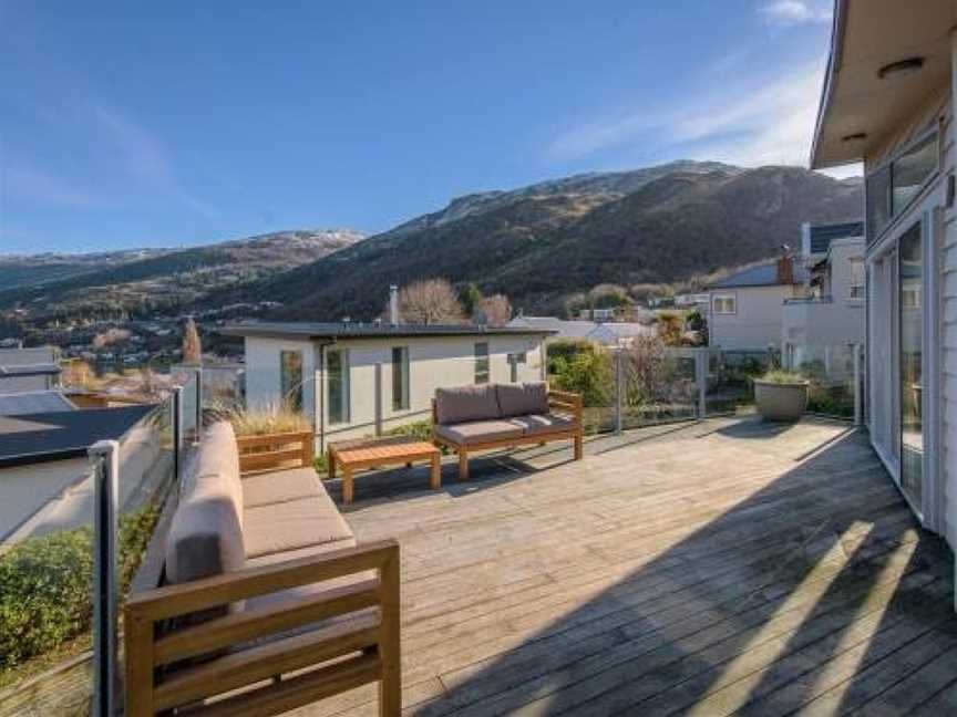 Lake Views on Yewlett - Queenstown Holiday Home, Argyle Hill, New Zealand