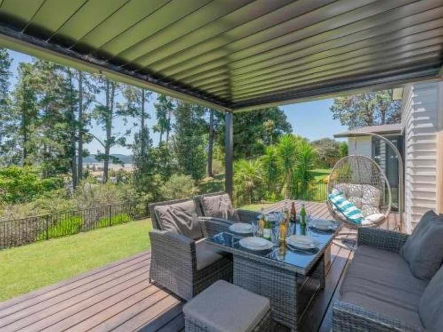 Treetop Bach - Whangamata Holiday Home, Whangamata, New Zealand