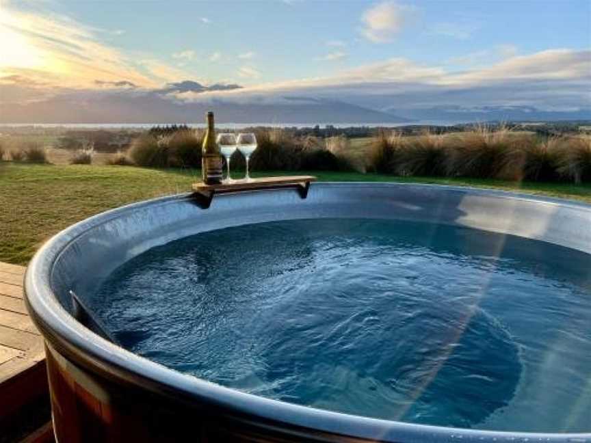 Fiordland Eco-Retreat -- Panoramic Views -- Hot Tub, Te Anau, New Zealand