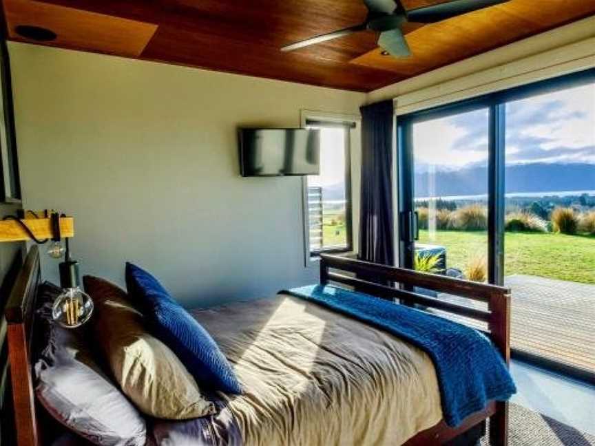 Fiordland Eco-Retreat -- Panoramic Views -- Hot Tub, Te Anau, New Zealand