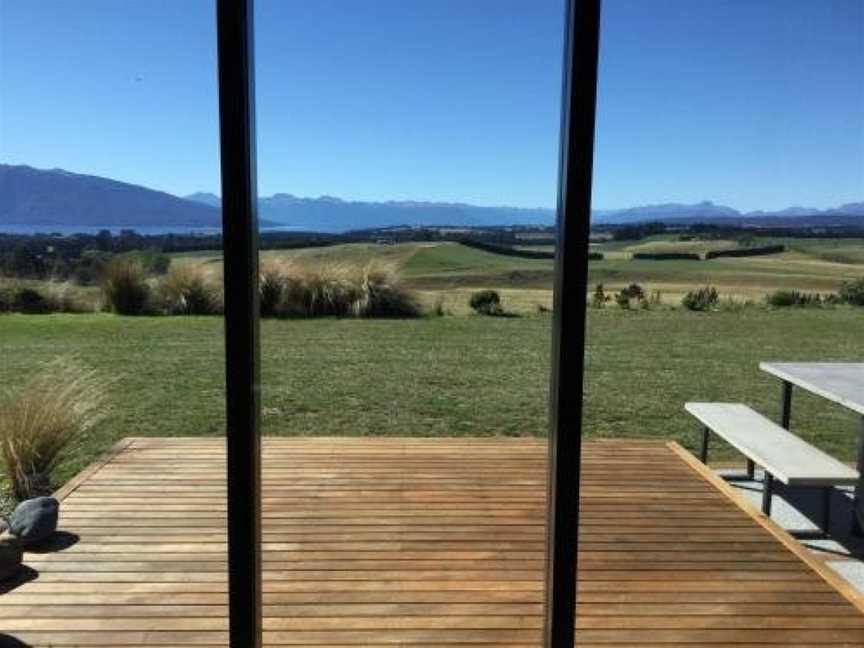 Fiordland Eco-Retreat -- Panoramic Views -- Hot Tub, Te Anau, New Zealand