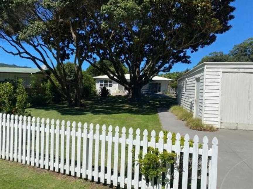 Magnolia Cottage - Kuaotunu Holiday Home, Kuaotunu West, New Zealand