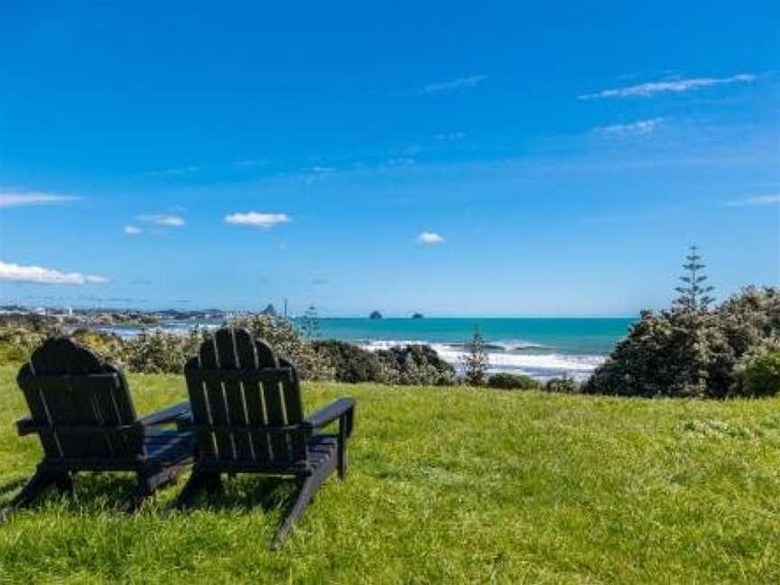 RELAX ON RICHMOND - MODERN LARGE BEACH HOUSE, Ferndale, New Zealand