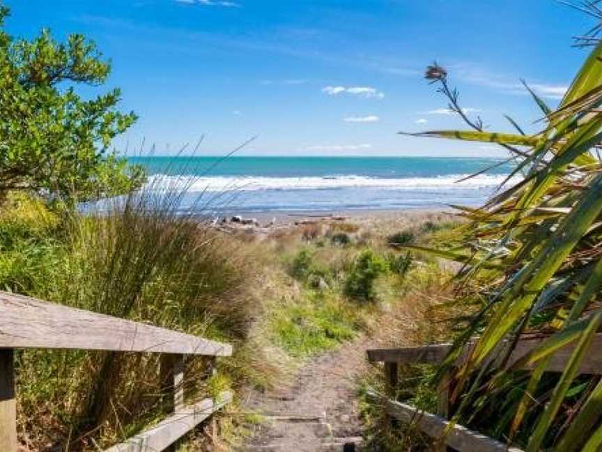 RELAX ON RICHMOND - MODERN LARGE BEACH HOUSE, Ferndale, New Zealand