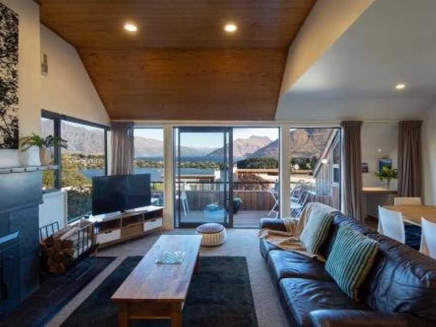 Villa Tuke Lake Views Fire Place Garage, Argyle Hill, New Zealand