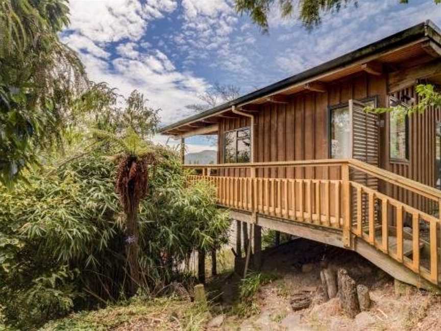 Treetop Hideaway - Taupo Holiday Home, Taupo, New Zealand